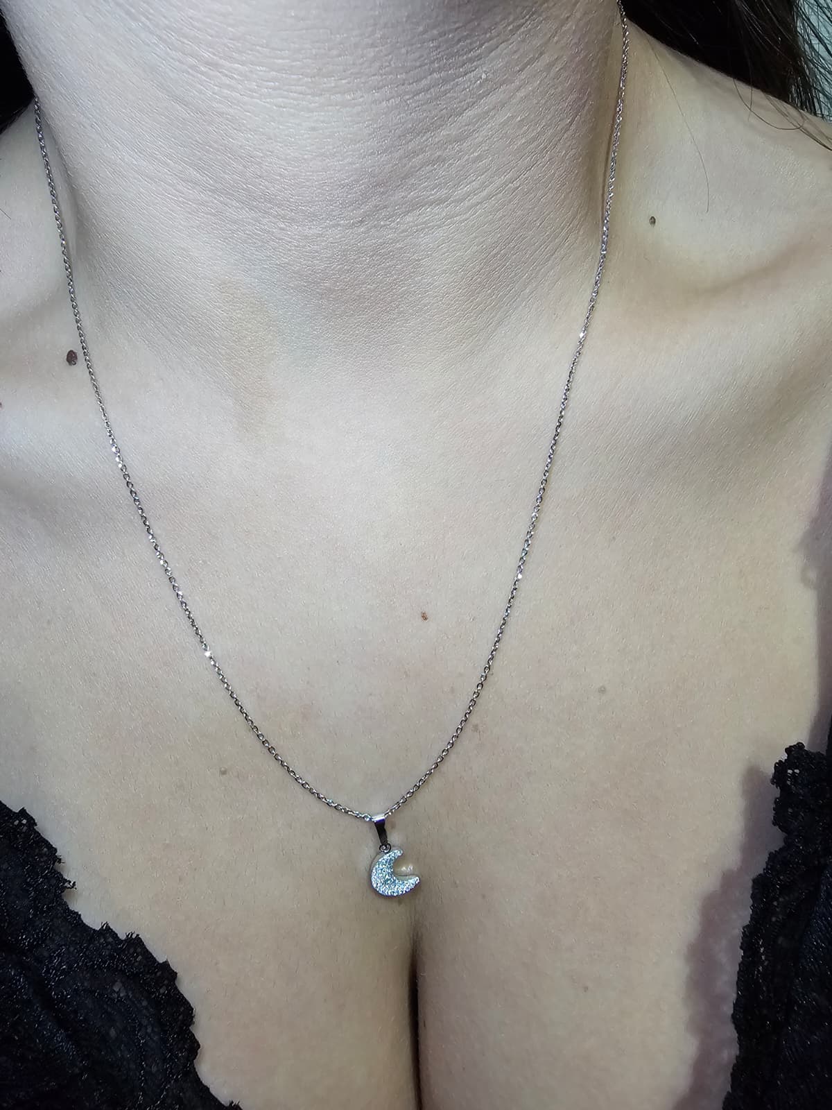 Collana in oro bianco 18k con ciondolo a mezzaluna