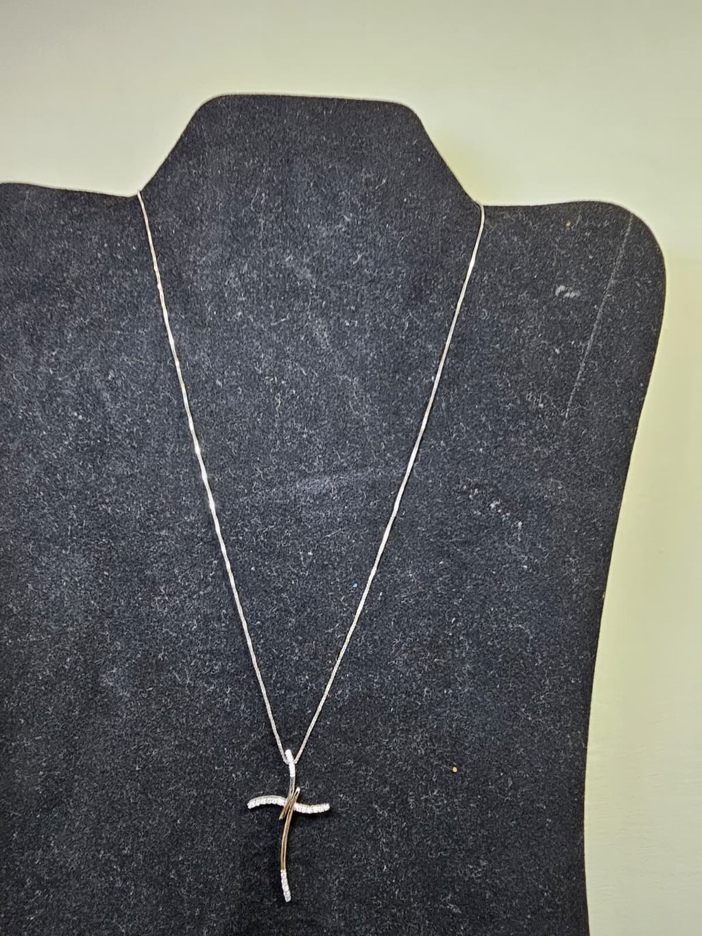 Collana con ciondolo a croce in oro bianco 18k