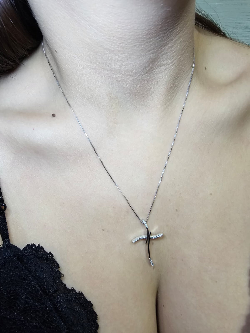 Collana con ciondolo a croce in oro bianco 18k