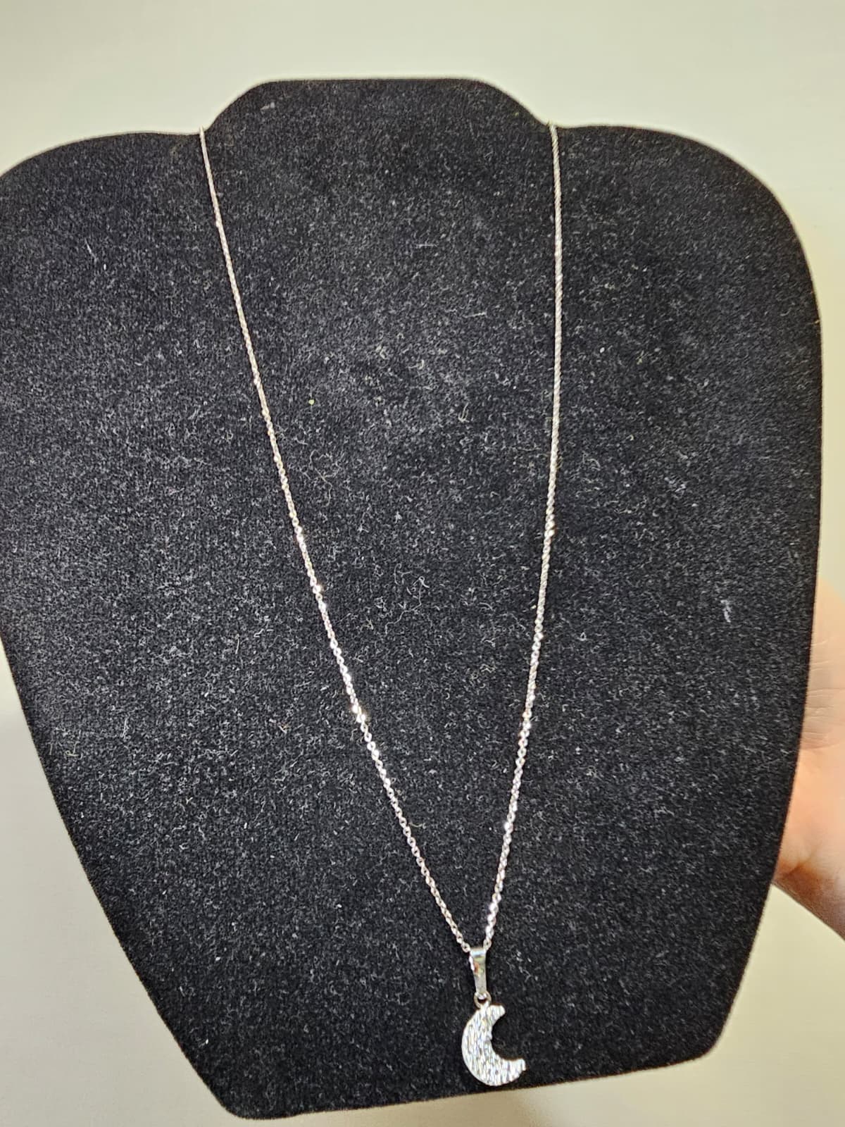 Collana in oro bianco 18k con ciondolo a mezzaluna