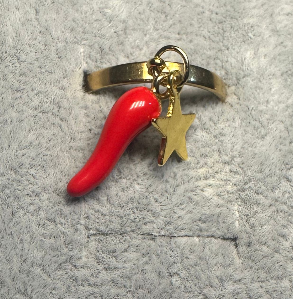 Anello in acciaio inossidabile regolabile con cornicello rosso e stella