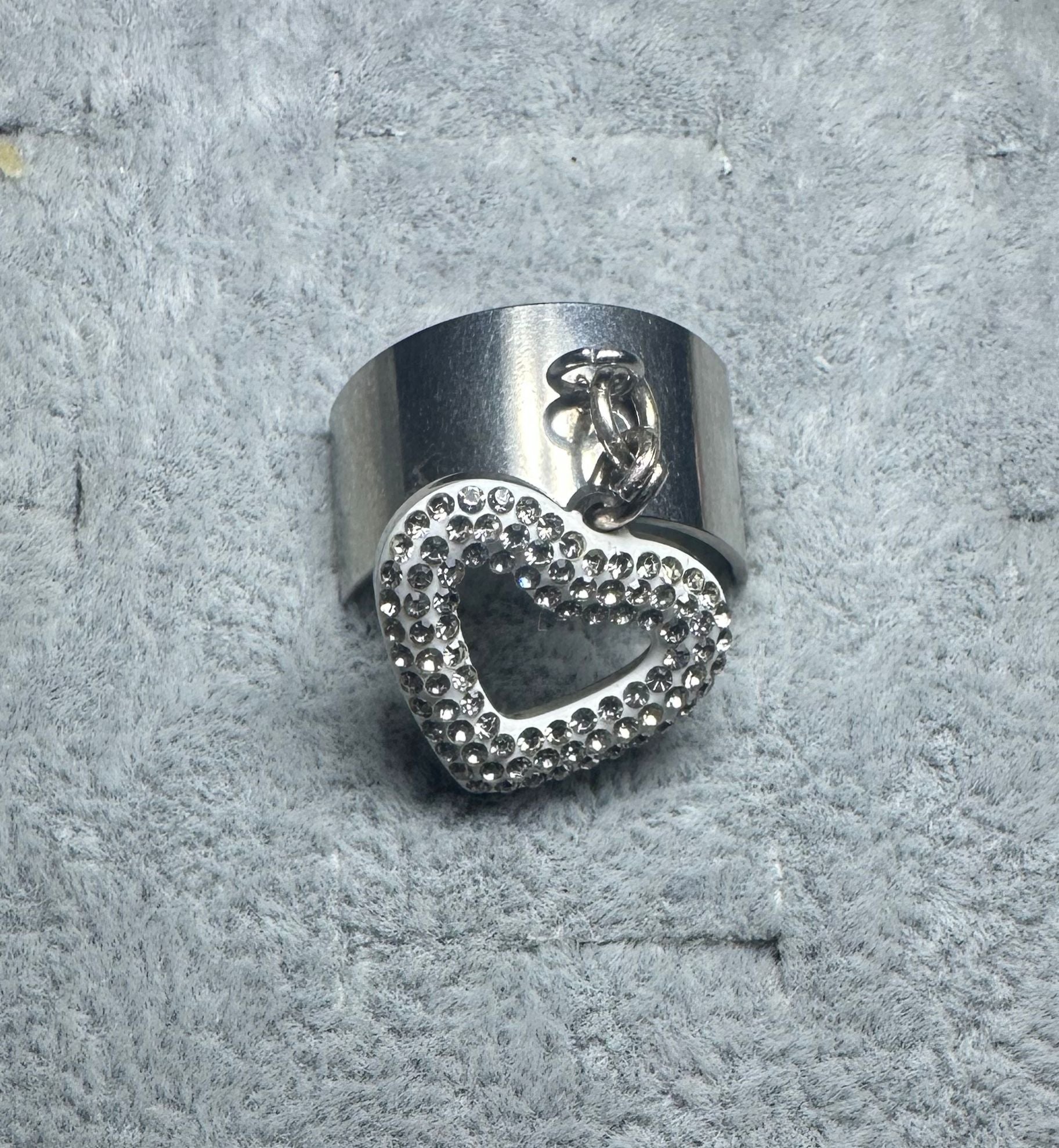 Anello regolabile con fascia larga in acciaio inossidabile con charm cuore