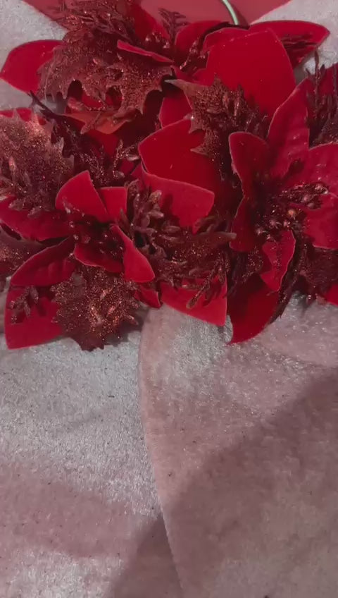 Fiocco rosa fuori porta con natività e decorazioni natalizie