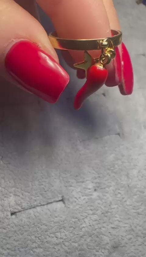 Anello in acciaio inossidabile regolabile con cornicello rosso e stella