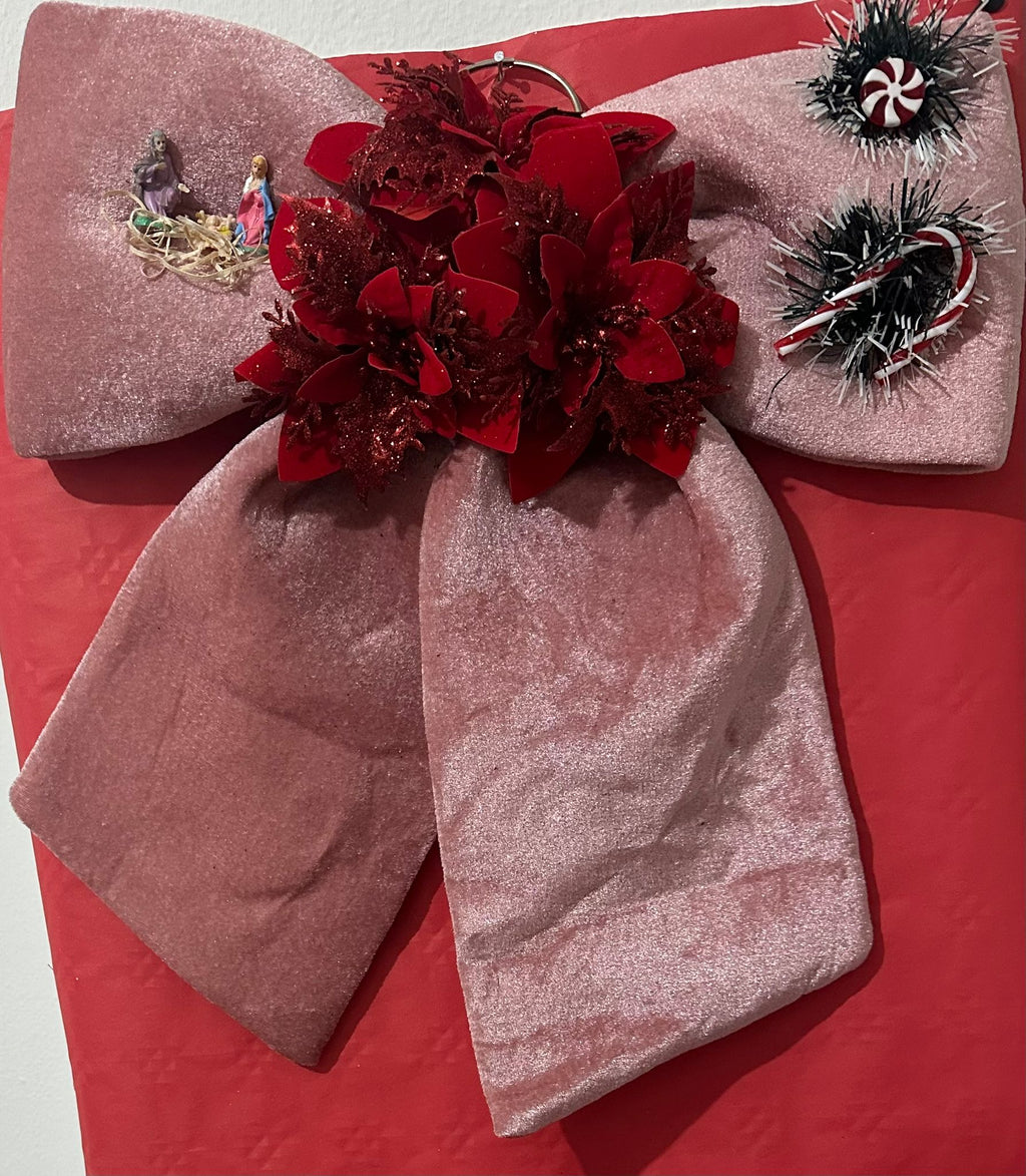 Fiocco rosa fuori porta con natività e decorazioni natalizie