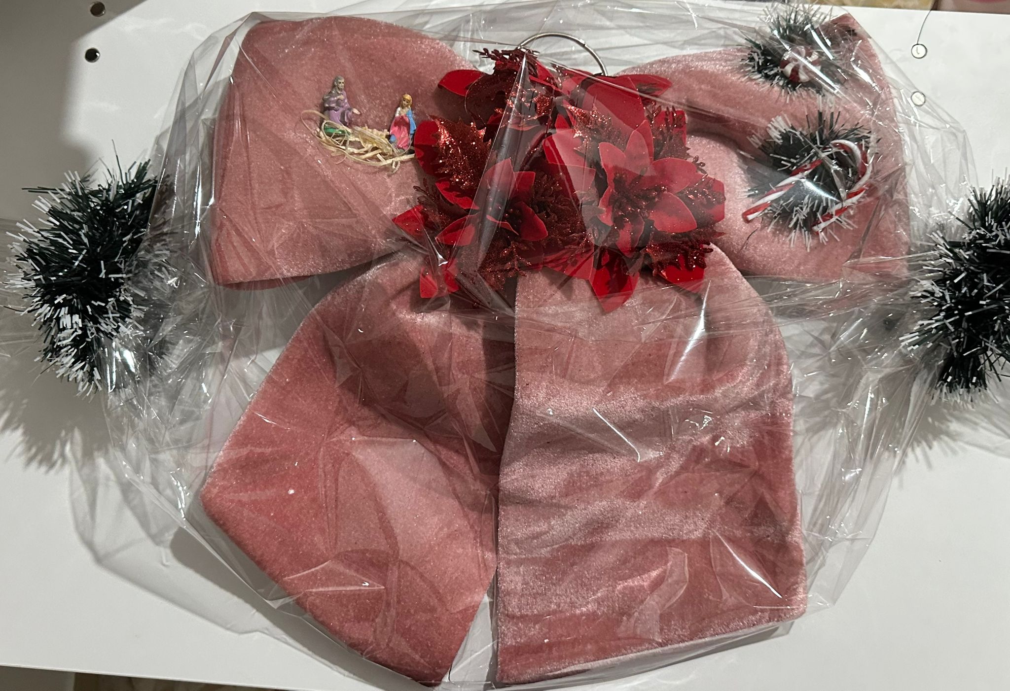 Fiocco rosa fuori porta con natività e decorazioni natalizie